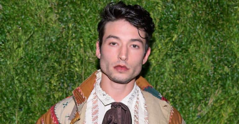 Amiga da mulher enforcada por Ezra Miller explica o acontecido