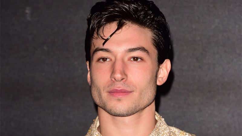 Vídeo alarmante parece mostrar Ezra Miller enforcando uma fã