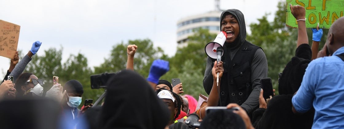 John Boyega, o Finn de Star Wars, discursa contra o racismo em manifestação e ganha apoio nas redes