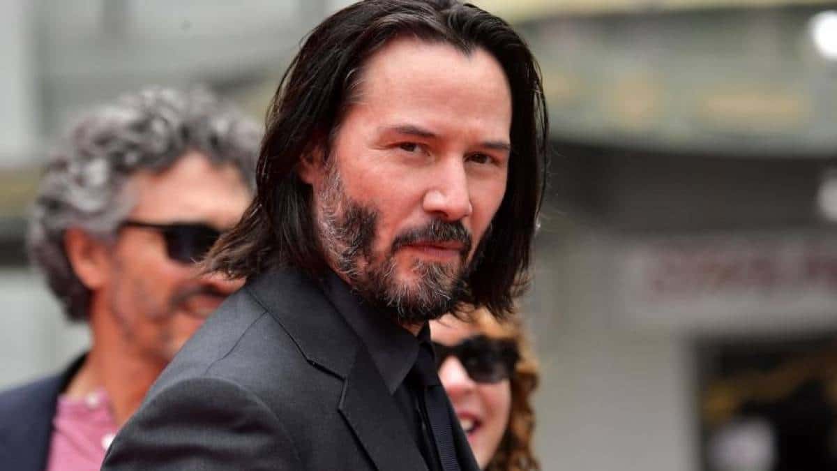 Keanu Reeves leiloa chamada de vídeo com fã para ajudar instituição