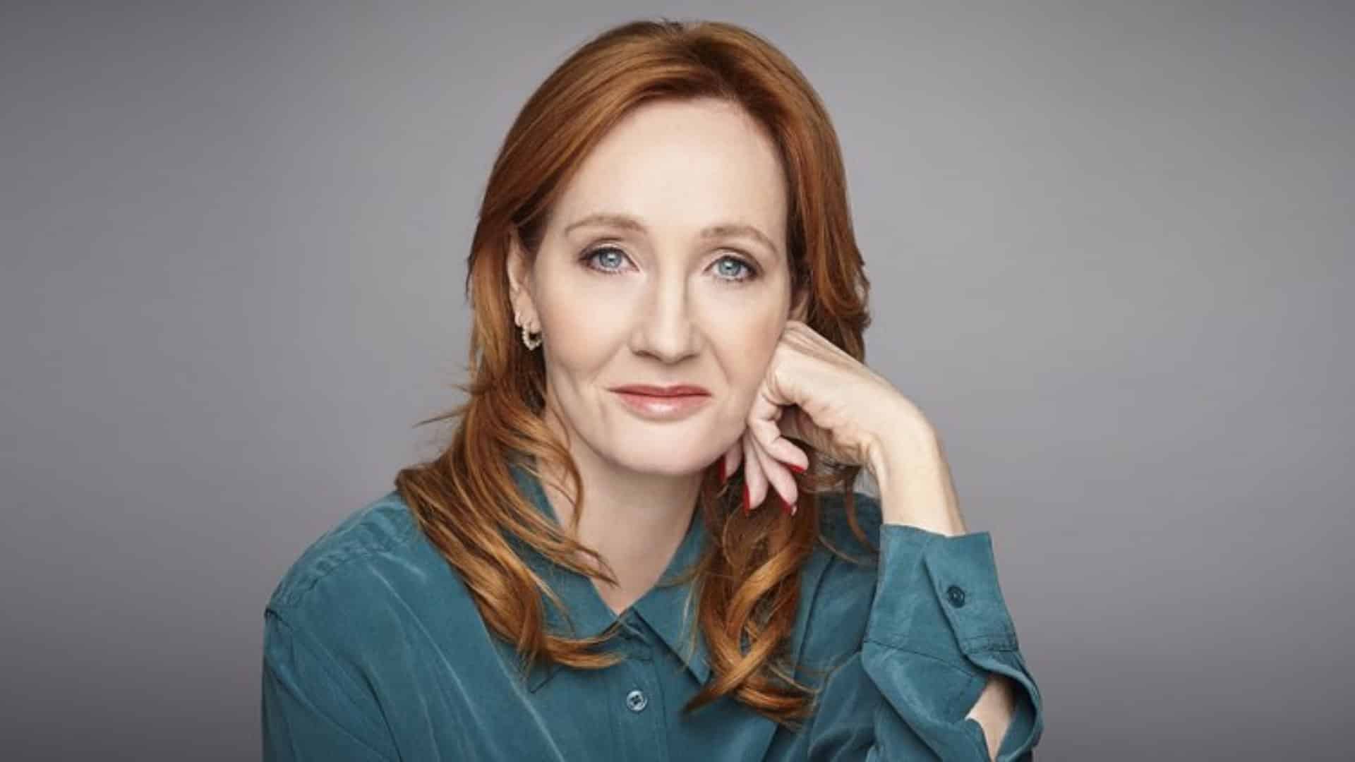 J.K. Rowling publica mensagem transfóbica no Twitter