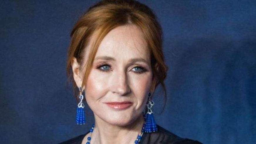 J.K. Rowling defende comentários anti-trans em carta longa aos fãs