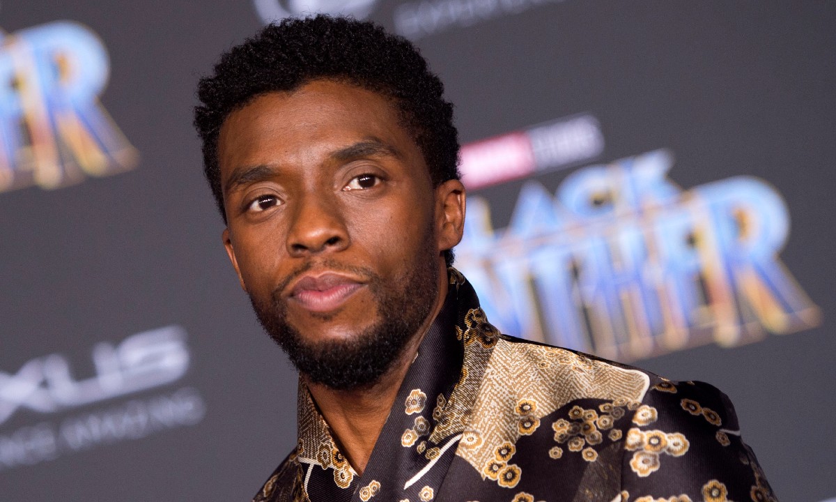 Petição pede que monumento em homenagem a Chadwick Boseman substitua estátua escravista