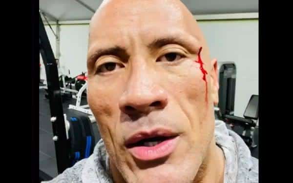 Dwayne “The Rock” Johnson sofre acidente na academia e prova o próprio sangue