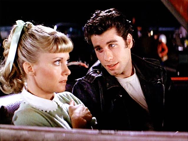 Grease sofre cancelamento de fãs que acusam filme de racismo, sexismo e homofobia