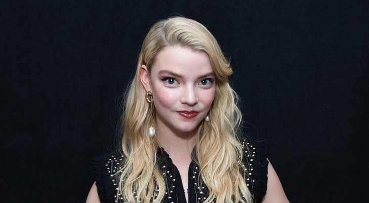 Anya Taylor-Joy foi chamada de “mulher de cor” após a vitória no Globo de Ouro