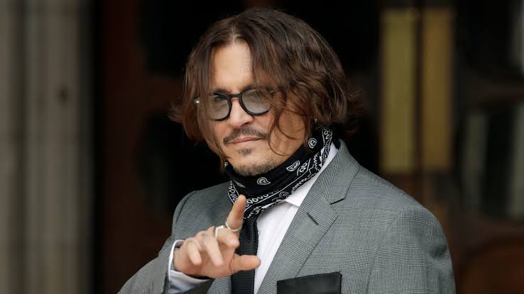 Homem invade casa de Johnny Depp, faz drinks, quebra coisas e é preso no banho