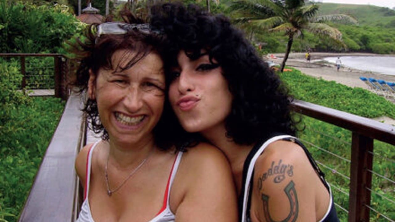 Amy Winehouse será homenageada com documentário a partir do ponto de vista de sua mãe