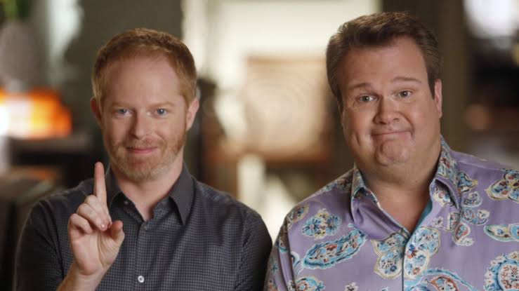 Ator de Modern Family já apanhou de gangue homofóbica e frequentou saunas gays para entender melhor a realidade LGBT