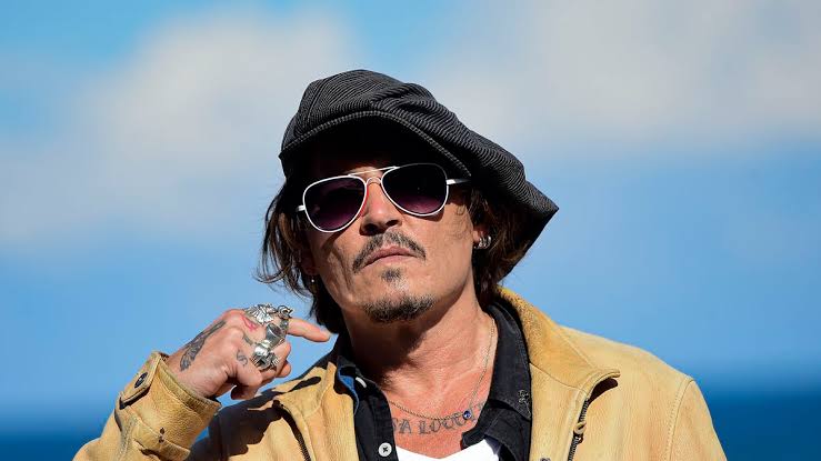 Após polêmicas, Johnny Depp volta ao trabalho promovendo filme na Espanha