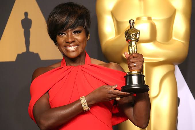 Artistas negros são ‘tratados como sobras’ em Hollywood, diz Viola Davis