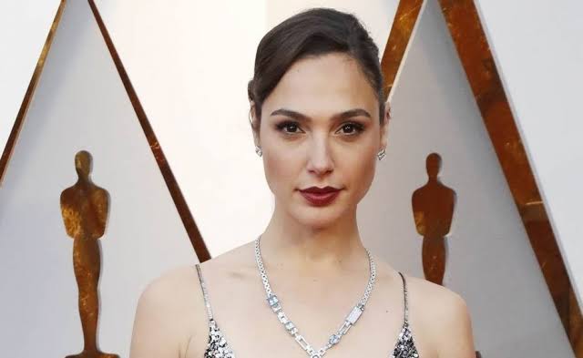 Gal Gadot diz que seu marido jogou parte do dedo dela no triturador de lixo acidentalmente