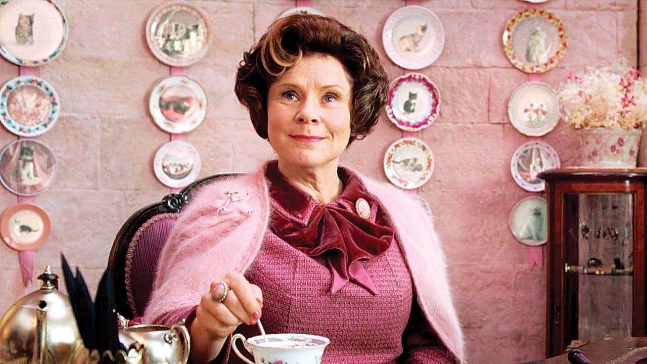 The Crown | Imelda Staunton, a Dolores de “Harry Potter”, surge como Rainha Elizabeth II, veja