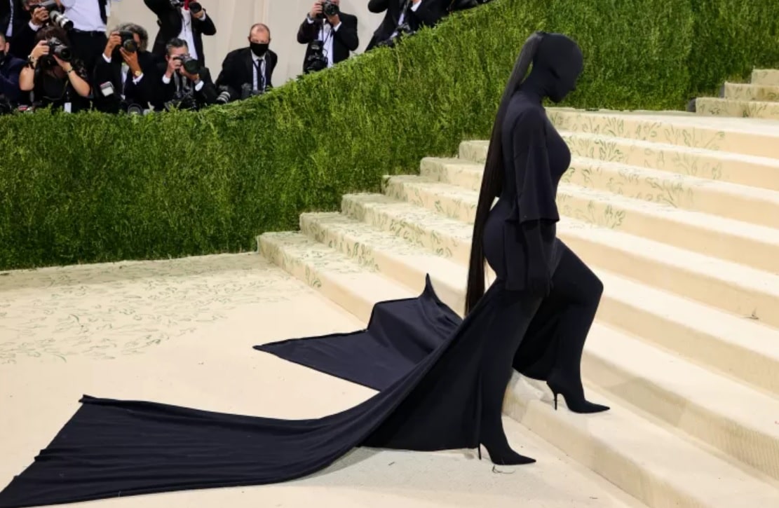 Look usado por Kim Kardashian no Met Gala vira meme da internet