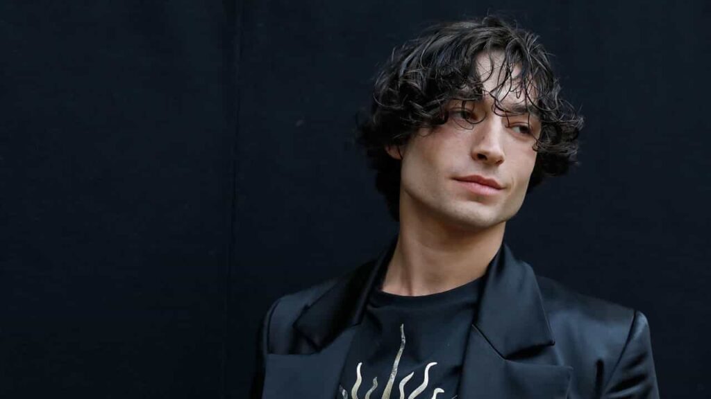 177147 ezra miller astro de the flash e acusado de assedio e asfixia