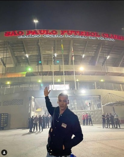 Stranger Things | Ator de Vecna visita jogo do São Paulo no Estádio do Morumbi