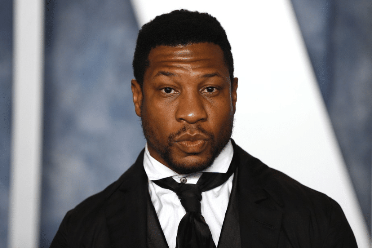 Jonathan Majors divulga mensagens da namorada para provar sua inocência