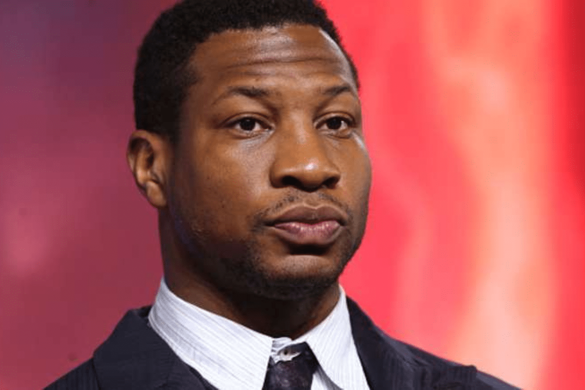 Jonathan Majors perde agente após ser preso por violência doméstica