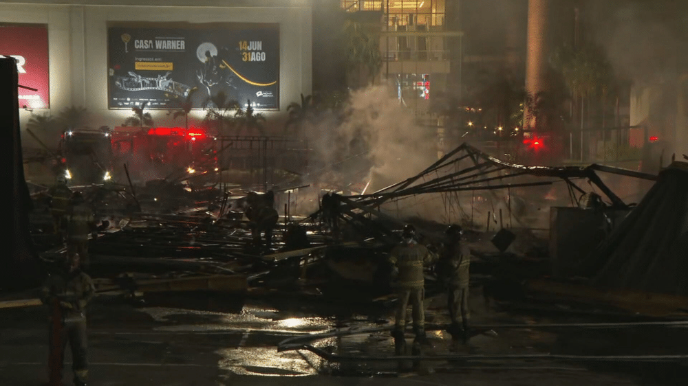 Casa Warner é devastada por incêndio em exposição no Rio de Janeiro