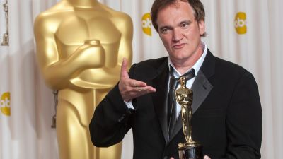 Fã viraliza nas redes sociais após pedir para Quentin Tarantino assinar o seu pé