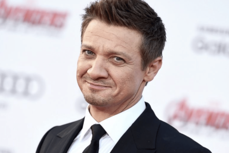 Jeremy Renner sofre acidente e seu estado é crítico, mas estável