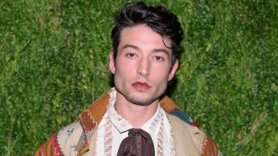 ator ezra miller choca ao aparecer enforcando fa em video 913669 6d75c5a1