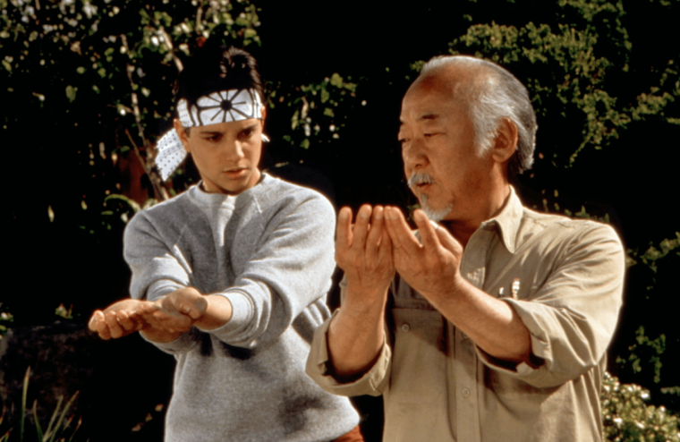 ralph macchio e pat morita em cena de karate kid a hora da verdade 1560976364521 v2 1920x1248 d202812b