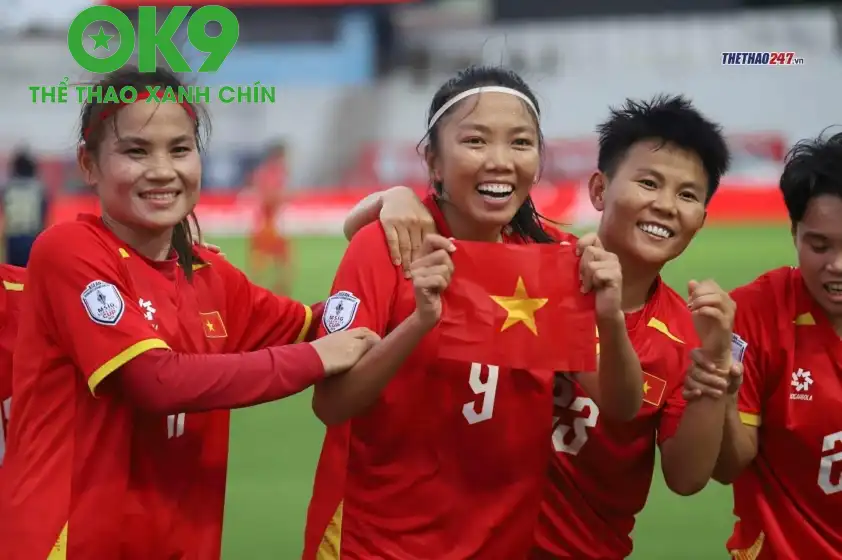 Huỳnh Như xúc động ăn mừng cùng cờ Tổ quốc Huỳnh Như xúc động ăn mừng cùng cờ Tổ quốc